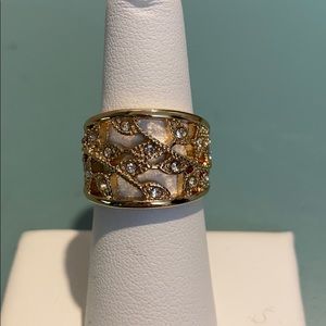 Avon stylish elegance ring gold tone w/floral!
